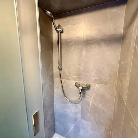 Modern Attic In Old Town | Tv | Washer & Dryer Apartment *